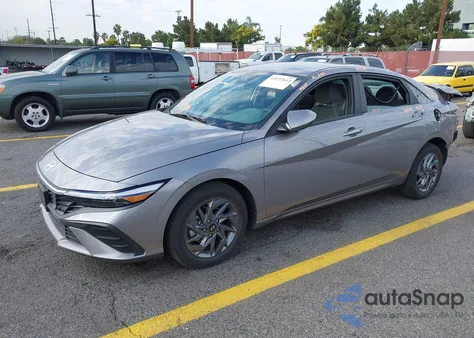 2024 Hyundai Elantra Sel z USA, uszkodzony, nr VIN KMHLM4DG5RU698610